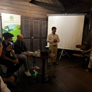 photo_6125342354966252822_w